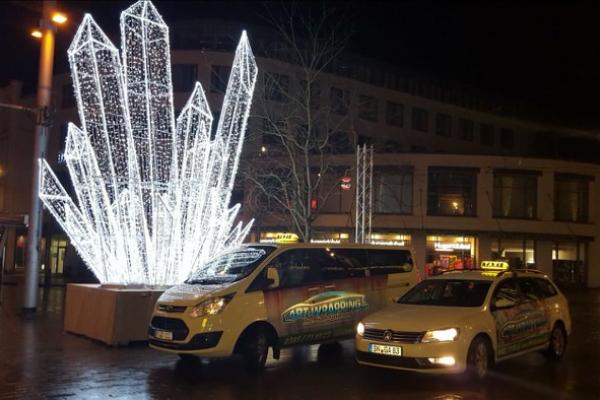 Taxi Fahrzeuge aus Schwerin auf dem Weihnachtsmarkt vor Lichtskulptur